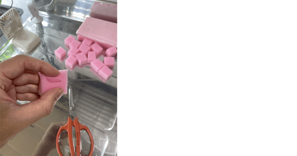 スポンジに切れ目を入れている様子