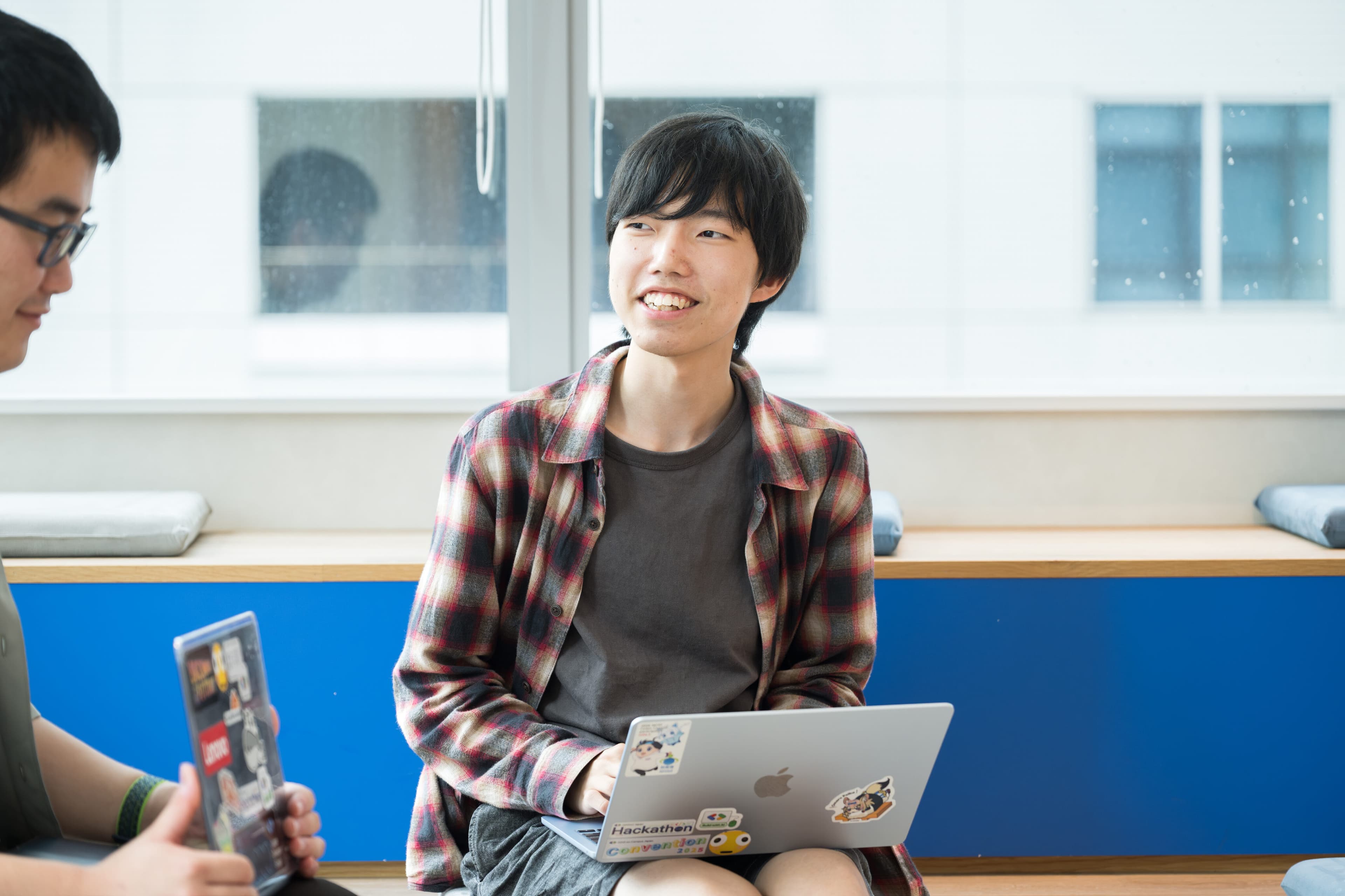 PCを膝に置きながら話すしゃけさんと黒猫さん
