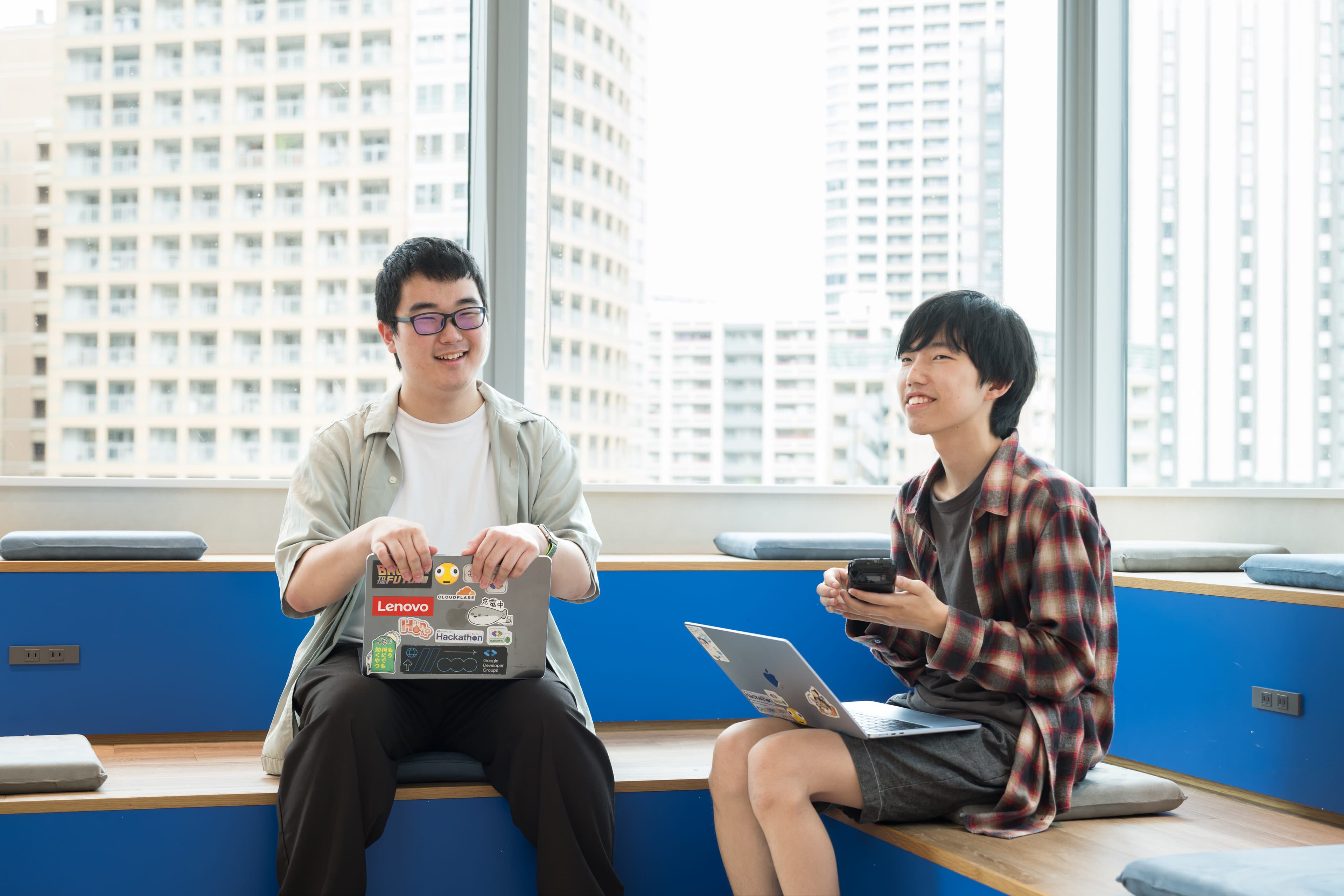 PCを膝に置きながら話すしゃけさんと黒猫さん
