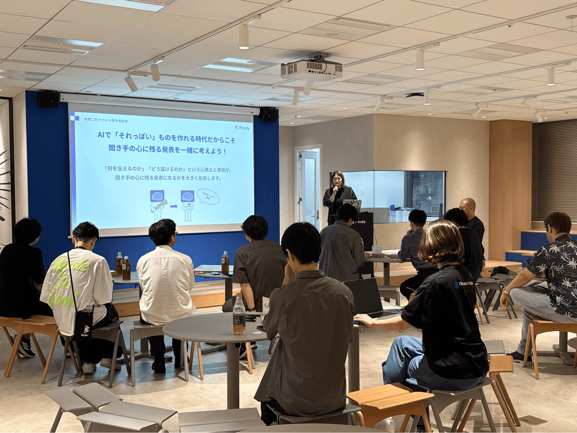 オープニングの様子。スクリーンには「AIで『それっぽい』ものを作れる時代だからこそ、聞き手の心に残る発表を一緒に考えよう!」というスライドが映っている