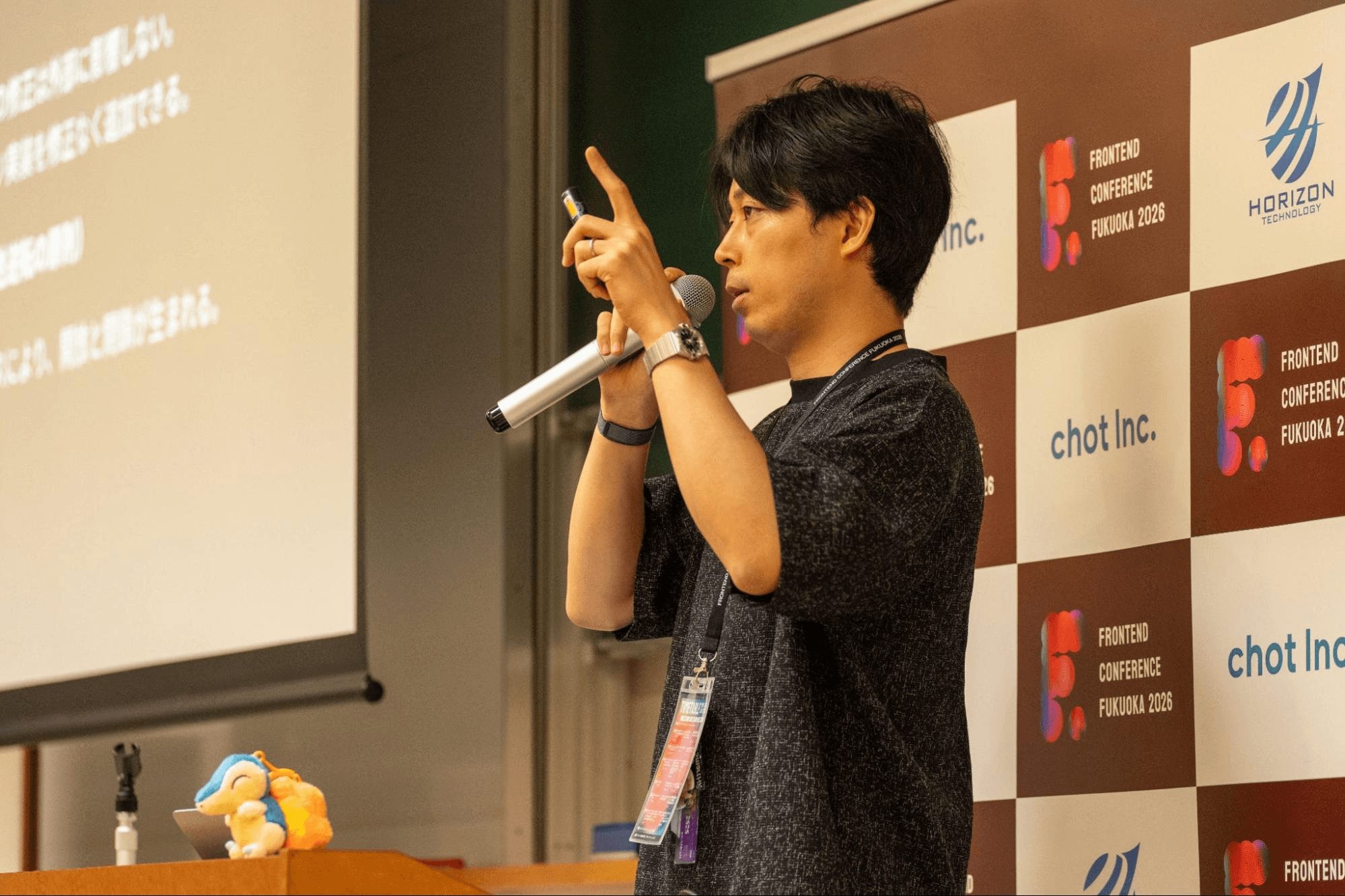 開放閉鎖原則(OCP)について解説するlacolaco氏のセッション。マイクを持ち身振りを交えて話す登壇者