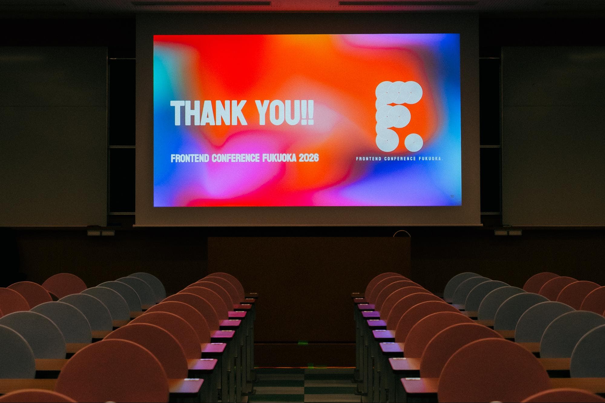 「THANK YOU!!」のスライドが映る、閉会後の誰もいない会場