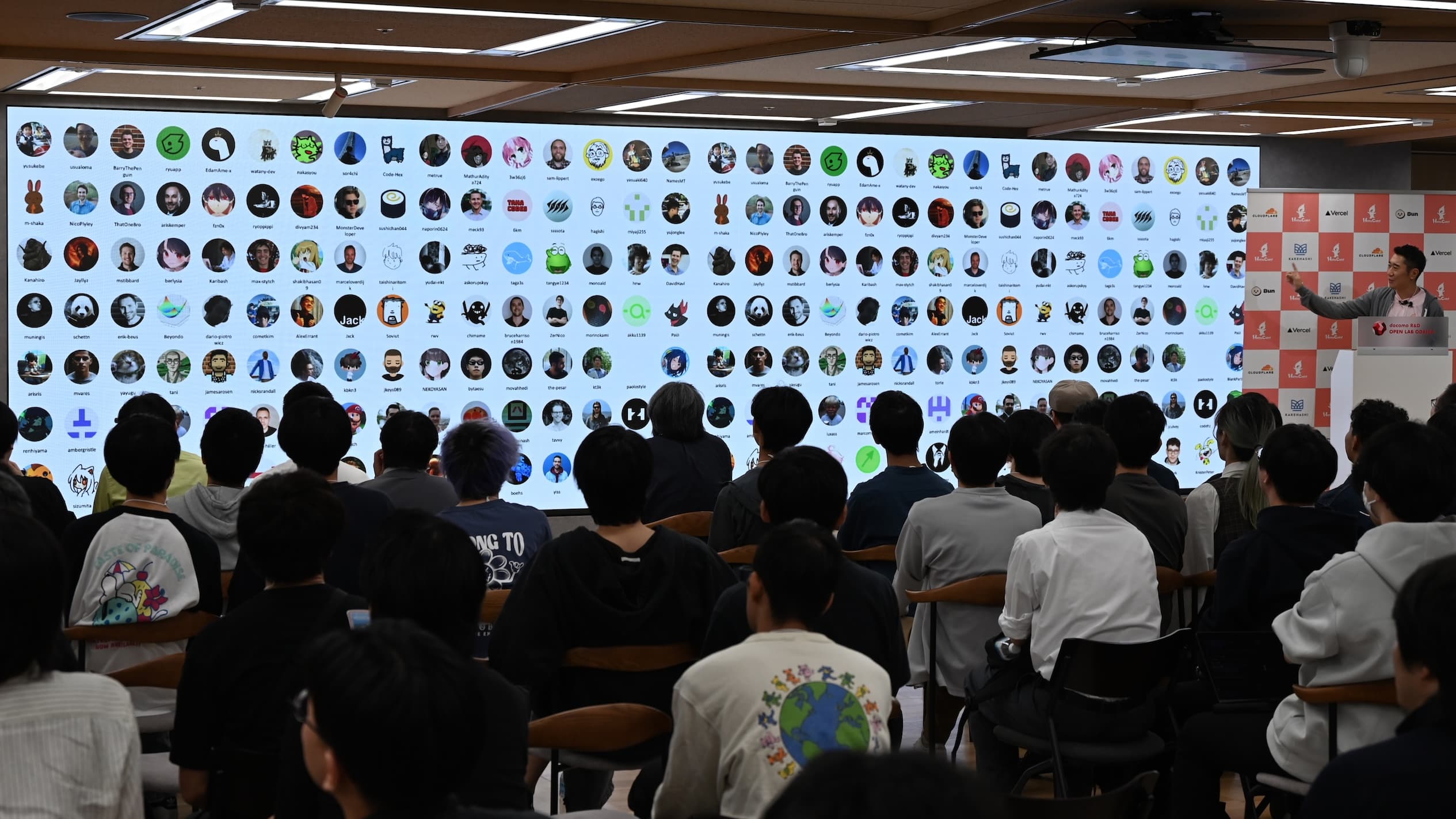 コントリビューターのアイコンが並べられたスライド